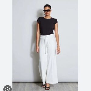 Tahari Black Stretch Tee Medium